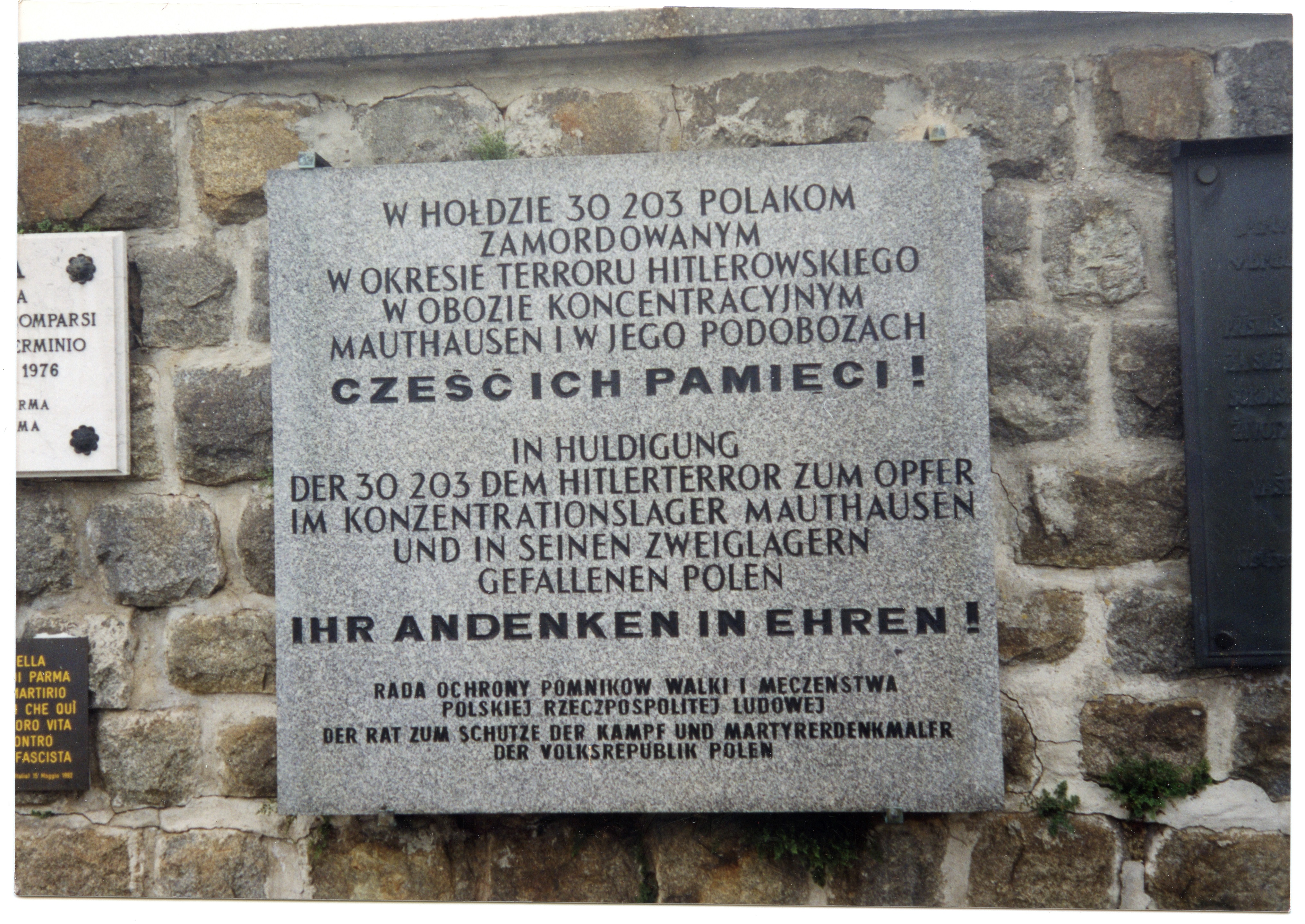 Tablica w Miejscu Pamięci Mauthausen „W hołdzie zamordowanym Polakom”. fot.: ze zbiorów Anny Grzmielewskiej