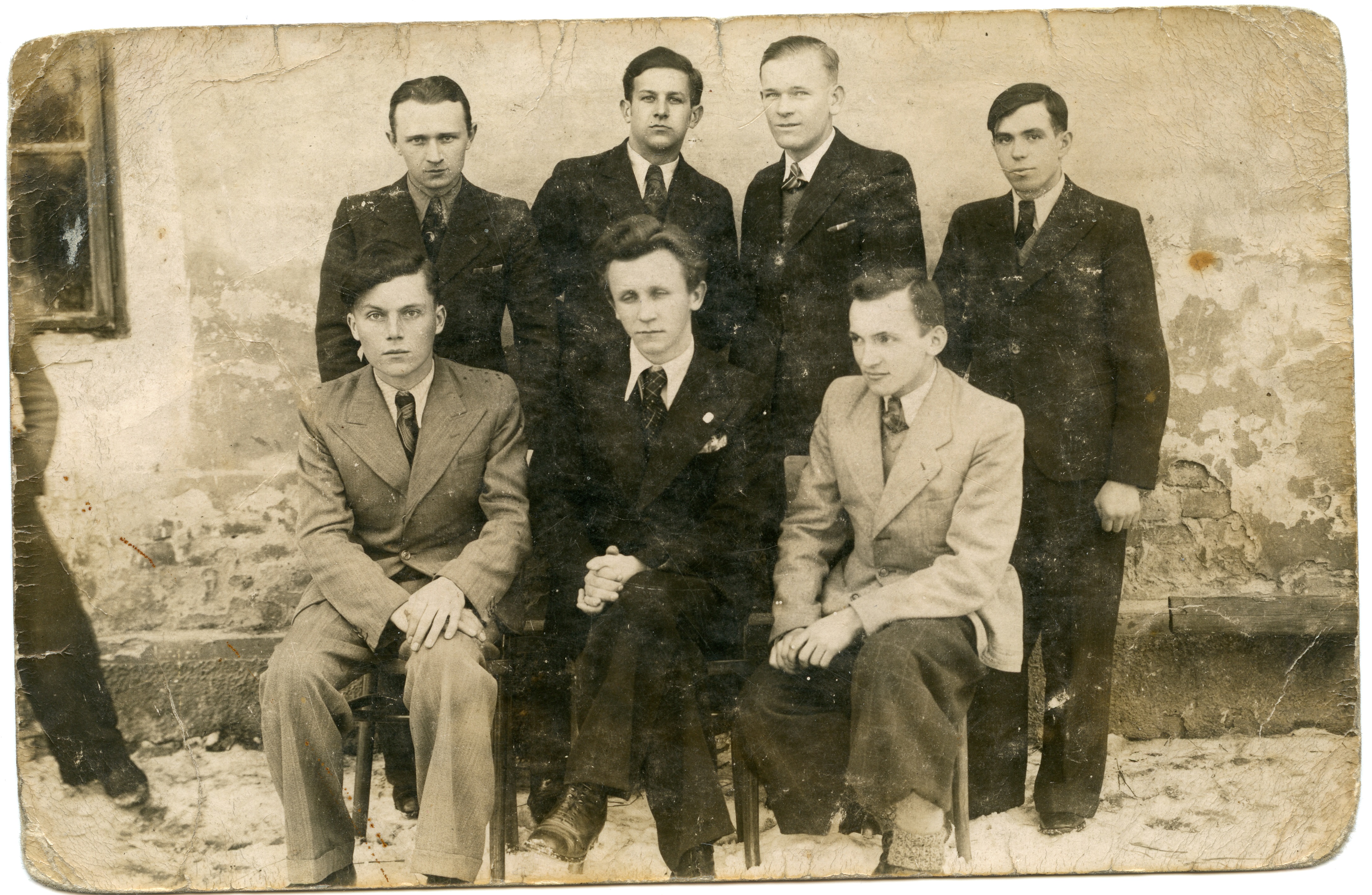 Zespół śpiewaczy. Pan Feliks Chowaniec siedzi w pierwszym rzędzie w środku. Brzeszcze, 1 marca 1940 r., miesiąc przed aresztowaniem. fot.: ze zbiorów Anny Grzmielewskiej.