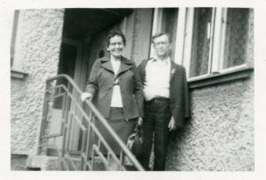 Państwo Zdzisława i Feliks Chowańcowie na schodach swojego domu. Brzeszcze, 20 maja 1979 r. fot.: ze zbiorów Anny Grzmielewskiej.