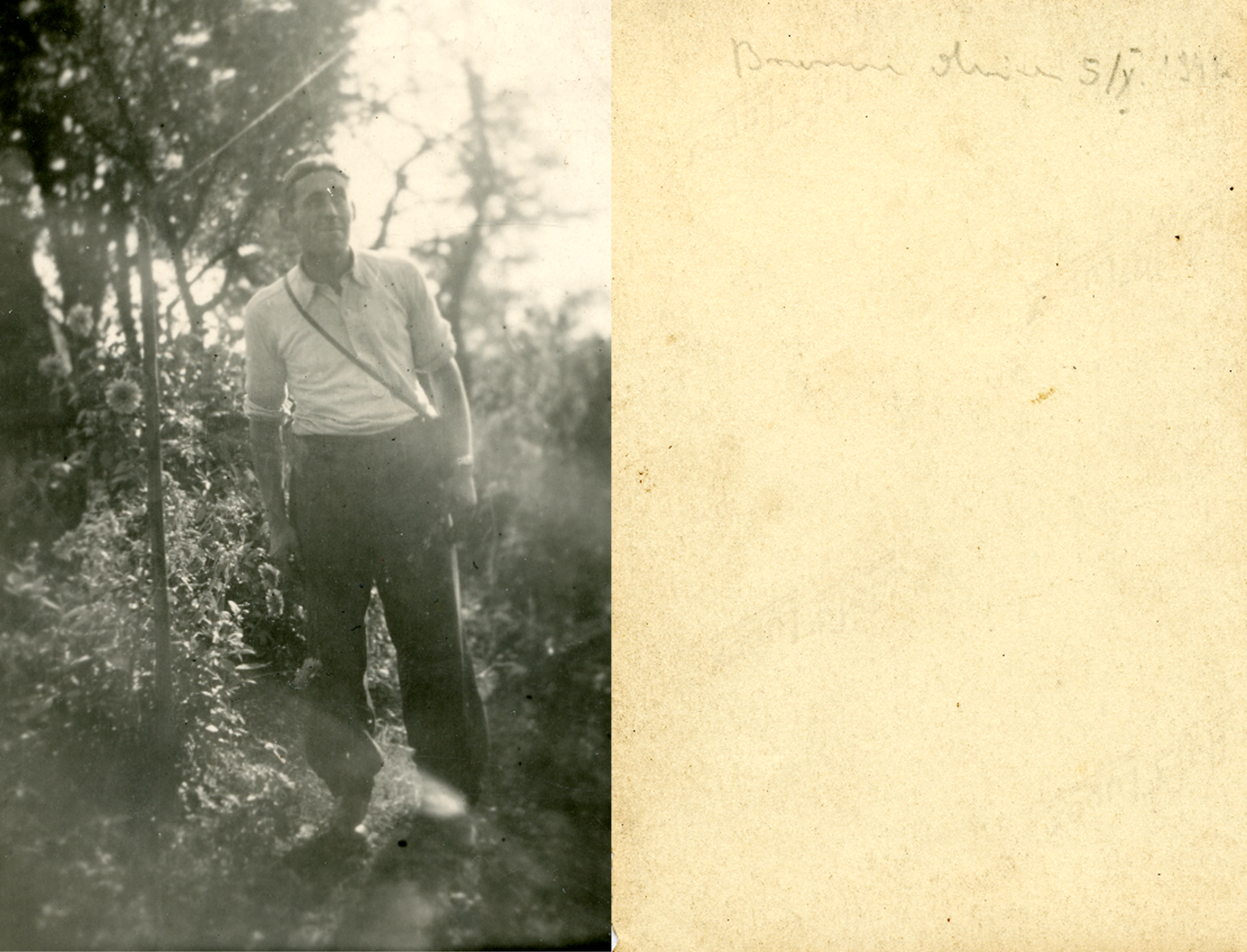 Pan Stanisław Stawowy z aparatem fotograficznym w ogrodzie. Brzeszcze, 1941 rok